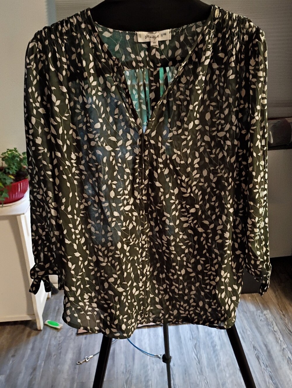 Monday Fun Women's Black & White Leaf Print Blouse - XS